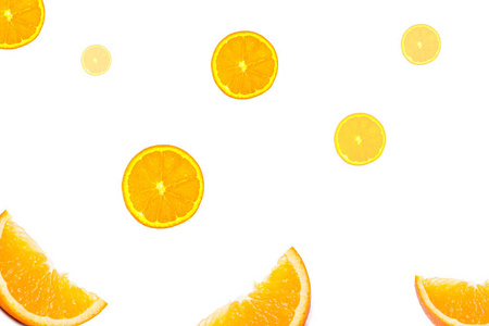 白色背景下零星的橘子片，水果成分