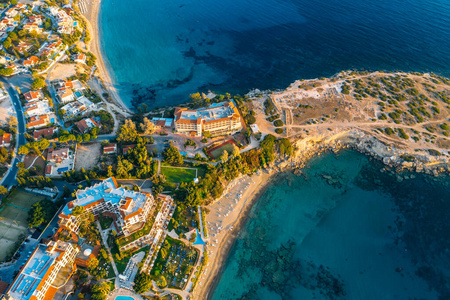珊瑚湾鸟瞰图，著名的海滩附近的帕福斯，塞浦路斯和岩石悬崖酒店海边。田园诗般的地中海风光