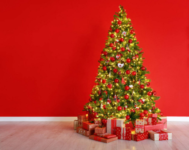 红色空墙背景上的圣诞树