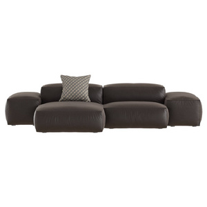 柔软的方形皮革棕色沙发，独立背景上有枕头。前视图。三维渲染