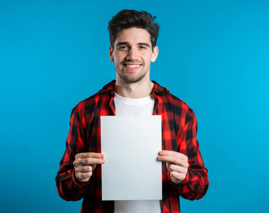 帅哥手持白色a4纸海报.复制空间.
