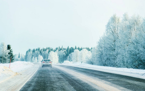 冬季雪景下汽车在道路上的拉普兰反射