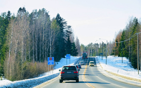 雪地冬季道路景观与汽车的拉普兰反射