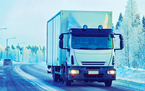 冬季的雪路卡车拉普兰在芬兰反射