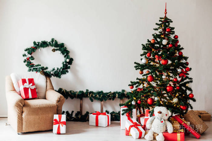 圣诞树和红色装饰的礼物新年假期冬季