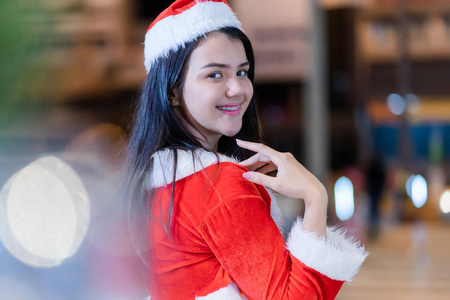 一个快乐的亚洲女人穿着圣诞老人的服装
