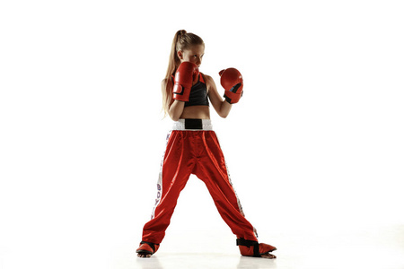 年轻女子跆拳道运动员训练孤立在白色背景下