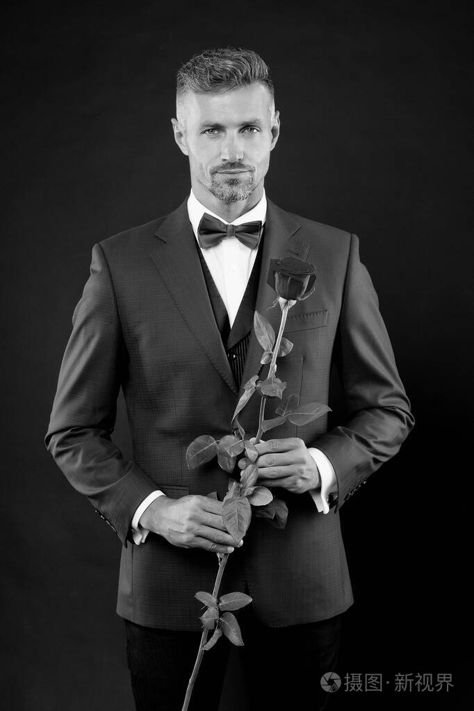 浪漫绅士.男人成熟自信的男子气概和浪漫的天赋.帅哥玫瑰花浪漫约会.