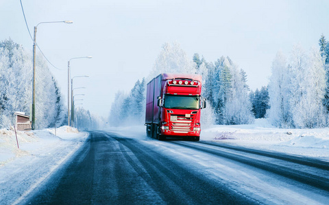 芬兰冬季雪路上的卡车拉普兰反射