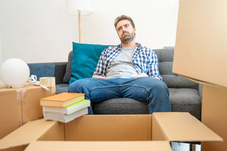 男人们揉疲惫的眼睛会议期限为学校或工作项目体格健壮的运动员.