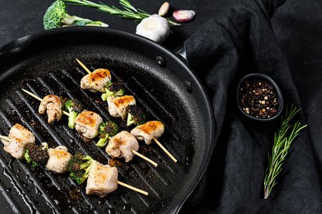 烤肉串烤肉串，蔬菜串。黑色背景。俯视图