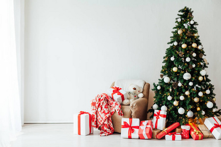 圣诞装饰房子圣诞树与礼物新年假期明信片为背景