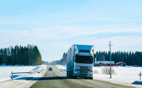 芬兰冬季雪地车道上的卡车反射图片