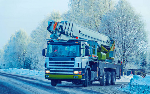 冬季道路上使用起重吊车的卡车罗瓦涅米反射