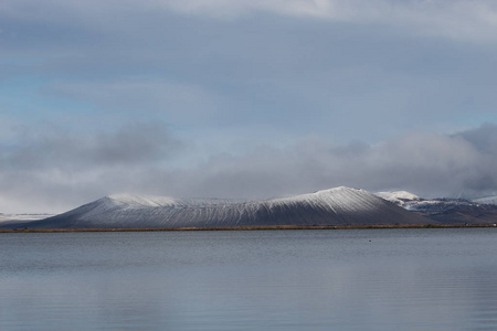 有雪的赫弗加尔火山口湖景