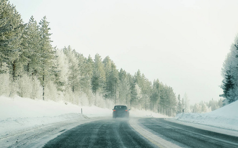雪地冬季道路景观中汽车的拉普兰反射