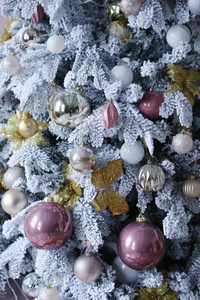用雪和玩具装饰圣诞树的照片图片