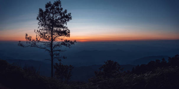 山水山林夜空图片