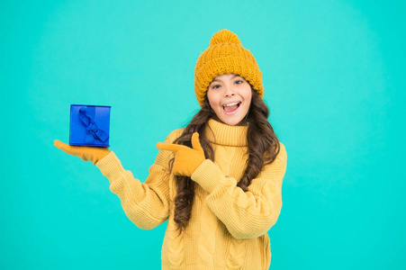 购物日。孩子对打开礼物的包装很兴奋。可爱的小女孩收到了节日礼物。享受收到礼物的乐趣。给孩子们的圣诞礼物。小孩小开朗女孩帽长发托礼