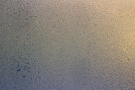 手指窗外玻璃上的雾.窗外的早晨.雨天背景.照片