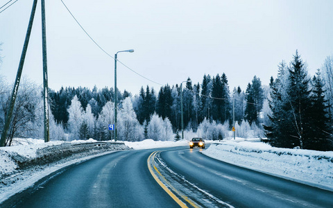 汽车在大雪中的冬季拉普兰反射