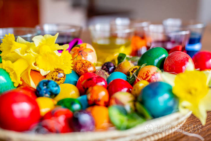 装饰精美的复活节彩蛋和鲜花盘子。