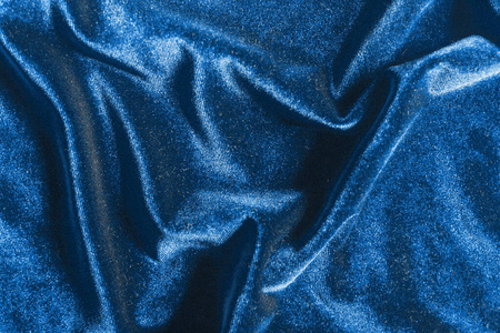 蓝色天鹅绒褶皱纹理背景，时尚2020色