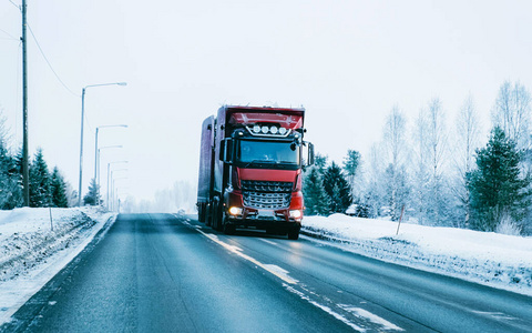 芬兰冬季雪路上的卡车拉普兰反射