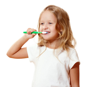 一个小女孩正在用牙刷刷牙。c