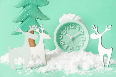 时钟，雪，冷杉树和鹿的形象在彩色背景。圣诞倒计时概念