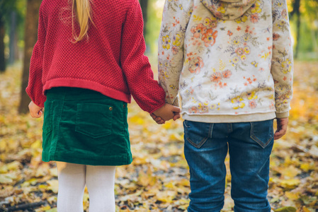 小人玩耍手牵手图片