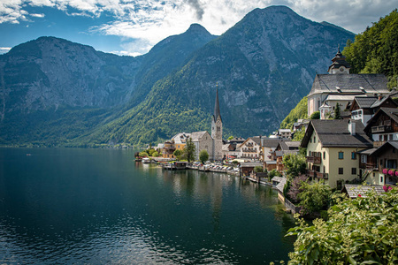 奥地利哈尔斯塔特镇夏季旅游季节的湖景