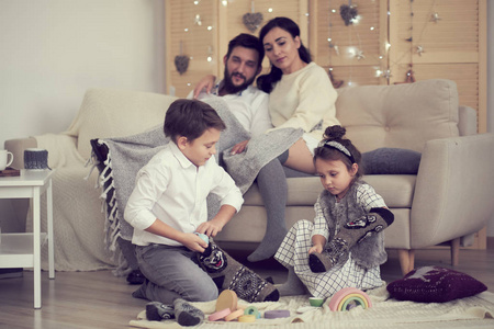 小男孩女孩的乐趣,兄弟姐妹之间的友谊,家庭休闲时间在客厅.