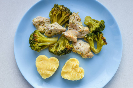 菜花配肉片 心形土豆 在蓝色盘子里 烤海鲜 三文鱼牛排配蔬菜 花椰菜 花椰菜 胡萝卜 黄瓜 柠檬和辣椒 海鲜 地中海照片 正版商用图片26ijqg 摄图新视界