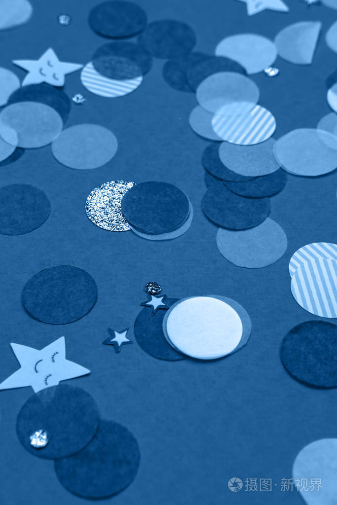 单色蓝白五彩纸屑在大胆的蓝色背景节日庆典背景