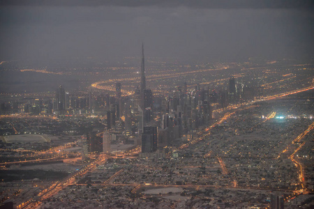 从飞机上俯瞰迪拜的夜景