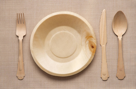 木制餐具和空的干净盘子图片