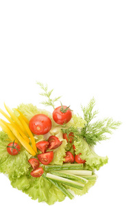 新鲜的蔬菜长在绿叶上。西红柿，黄瓜，黄辣椒，莴苣隔离在白色背景上。