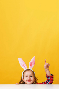 家里长着兔子耳朵的可爱小女孩正在寻找复活节彩蛋