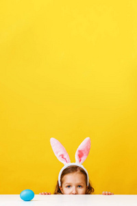 家里长着兔子耳朵的可爱小女孩正在寻找复活节彩蛋