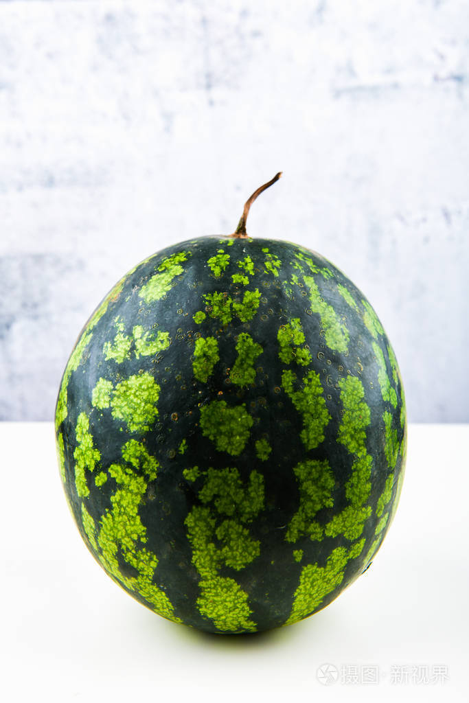 整个西瓜按计划整个西瓜一个完整的西瓜在一个浅色的背景下