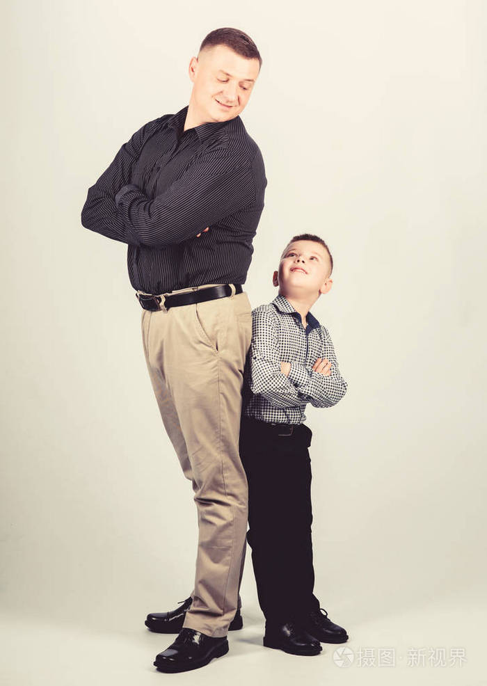 商业伙伴.家庭日.认真的爸爸带着孩子.爸爸