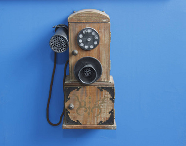 蓝色背景的古董复古手机