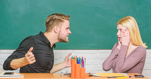 与同学的关系.学生交流课堂黑板背景.教育理念照片
