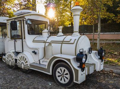 太阳下的白色老火车头图片