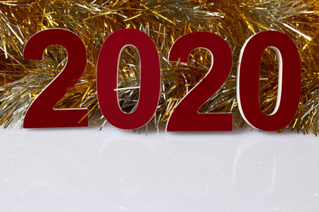 红色铭文，白色背景上的金属丝作为新年的象征，为明信片设计。