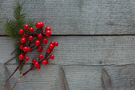 木质背景上的红色浆果。圣诞作文。