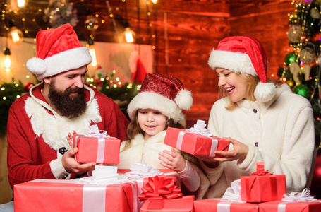 圣诞节是令人高兴的时候.爱和善良.圣诞老人与家人一起庆祝圣诞照片