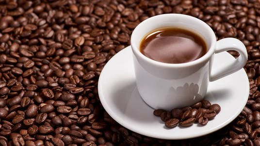 一杯咖啡，放在咖啡豆上。