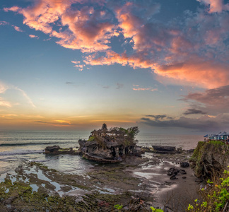 巴厘岛西部Tanah Lot的日落景色